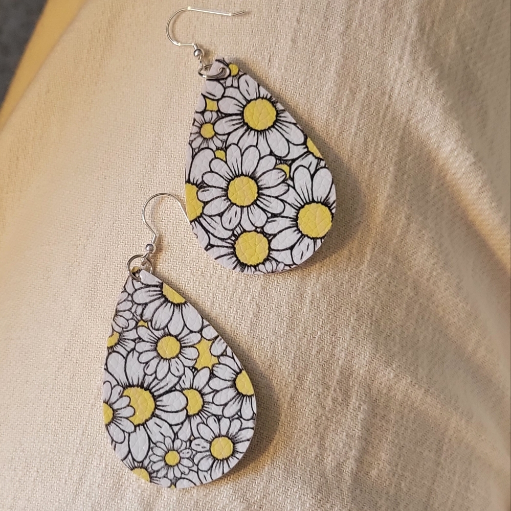 NWOT Daisy Earrings